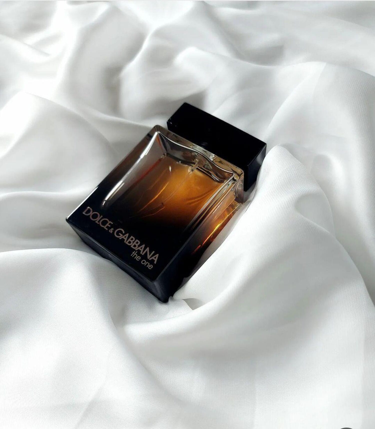 The One for Men Eau de Parfum, on-skin / lifestyle
