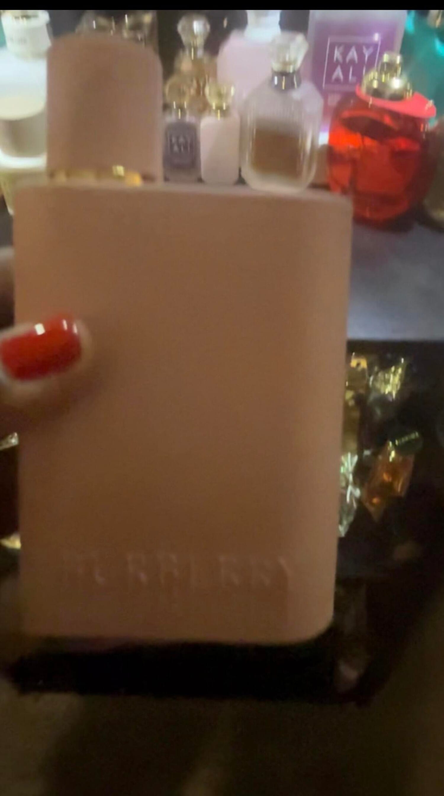 Burberry Her Parfum, on-skin / lifestyle